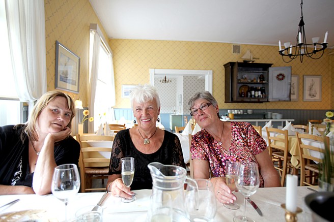 Tre damer i väntan på maten. I mitten svärmor Inge-Maj, till höger FasterAster (Ingegerd)