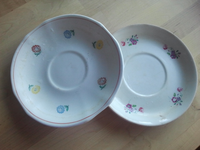 De här små Arabiafaten kunde jag inte låta bli att köpa. Kostade två euro styck. Vad jag ska göra med dem är ännu oklart. Har dem i väntan på den dag då jag kan flytta in i ett gammalt hus ;-)