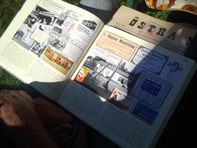 Maken hängde på låset till samlarmässan i morse för att få köpa Eddie Bruces nyaste bok. Den berättar om gamla affärer i Lovisa. Vi fick det andra exemplaret signerat och numrerat.