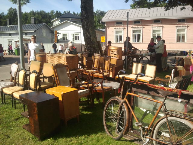 Den här bilden är från Mariegatans park. Här säljs bland annat gamla möbler.