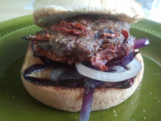 Och så här blev min burgare att se ut :-) Jag lämnade bort blåmögelosten, men Guuben satt sådan på sin. Någon färsk basilika hade vi inte heller.