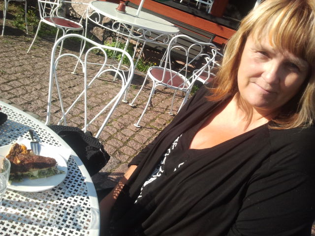 Visst är det vardagslyx att kunna sluta lite tidigare från jobbet och hinna gå till frissan. Det blev ett par nya slingor och lite orange färg. Jag är jättenöjd!