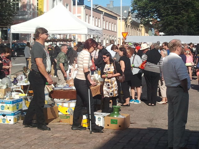 Lovisa torg mitt i centrum är fullproppat med försäljningsstånd. På Alexandersgården (huset syns i bakgrundn) arrangeras en antikmarknad.