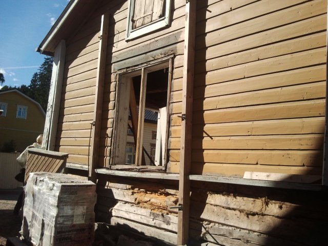 "Skulle vara billigare att bygga nytt än renovera det här" hördes en besökare säga. Visst. Men många i Lovisa köper inga gamla hus för att riva dem. De ger dem i stället sin tid, omtanke och pengar för att iståndsätta så pietetsfullt som det bara är möjligt.