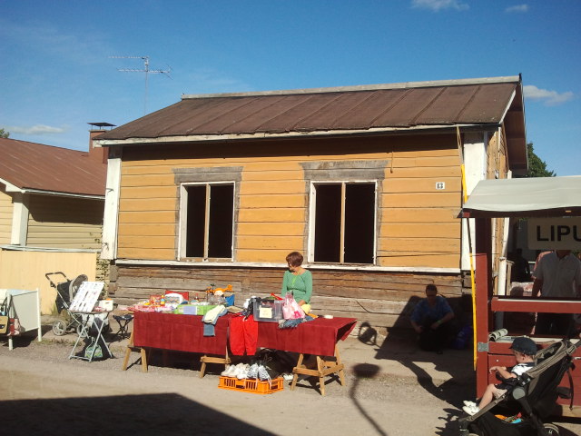 Tidens tand hade gått hårt åt den här stugan då Mattssons familj köpte den. Äldsta delen torde vara från 1700-talet.