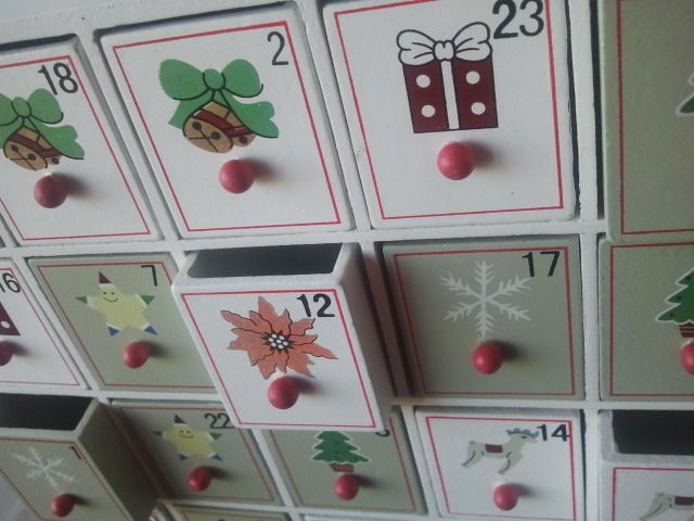 Jag hade redan cyklat förbi Villa Degerby men hunnit se en liten hylla med små fack. Den är ju förstås lite julinspirerad men jag har en vision om minihyllans mission. Kan blogga om den senare, då jag fått min arbetshörna städad...