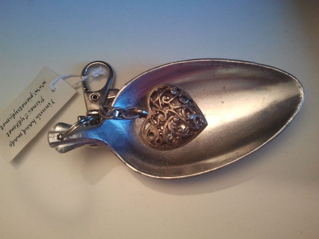 Den här nyckelringen köpte jag för tio euro. Dyrt? Jag tycker hantverk ska få kosta.