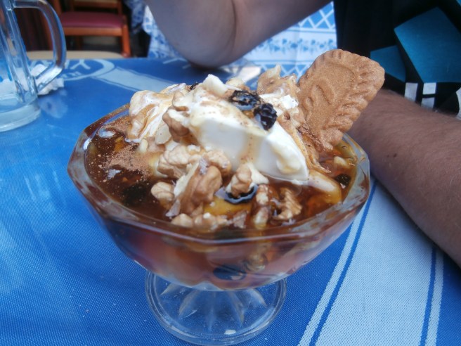 Youghurt med honung, nötter, russin och kex blev en mäktig efterrätt på Yannis taverna i Rodos stad.
