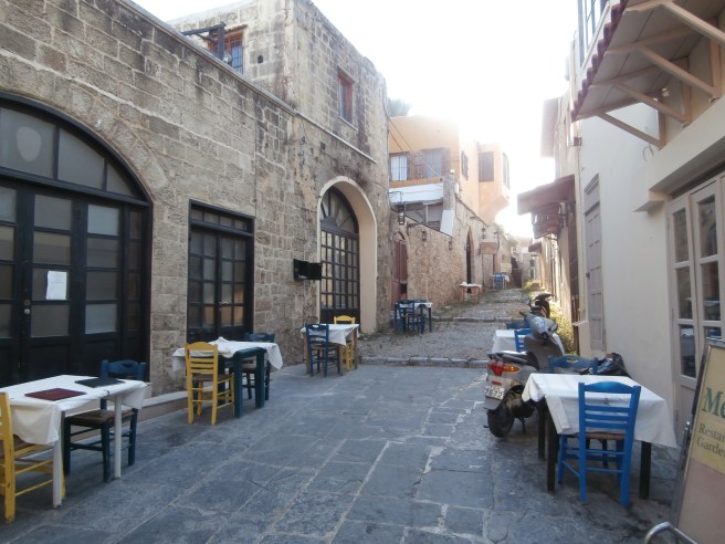 En lugn gränd i Rodos gamla stad.