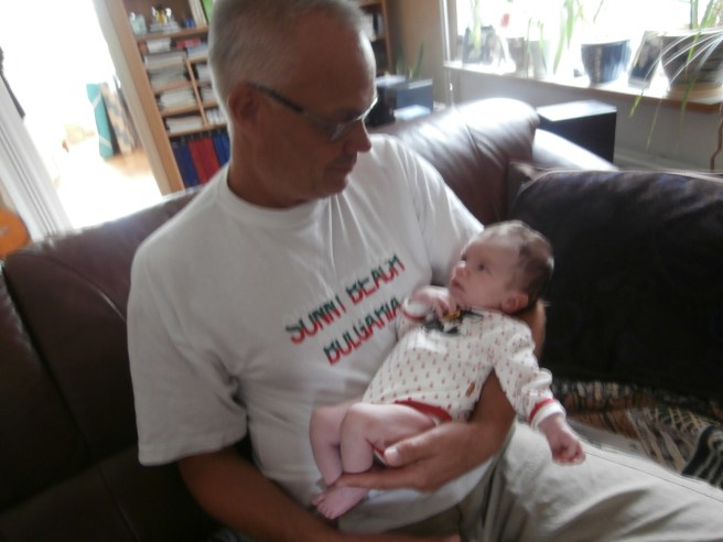 M som i morfar... Lite suddig bild men en av de första jag tog av morfar Benny och första barnbarnet Elise då vi hade kommit hem från Rodos.