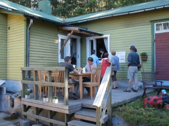 Hade det inte funnits björkar och tallar här hade man trott att man kommit till Sydeuropa. Det var varmt och skönt, man hörde italienska varvas med engelska, svenska och finska. I gårdsbyggnaden fanns en cafeteria där Beniamino Borghis släktingar sålde italienska läckerheter.