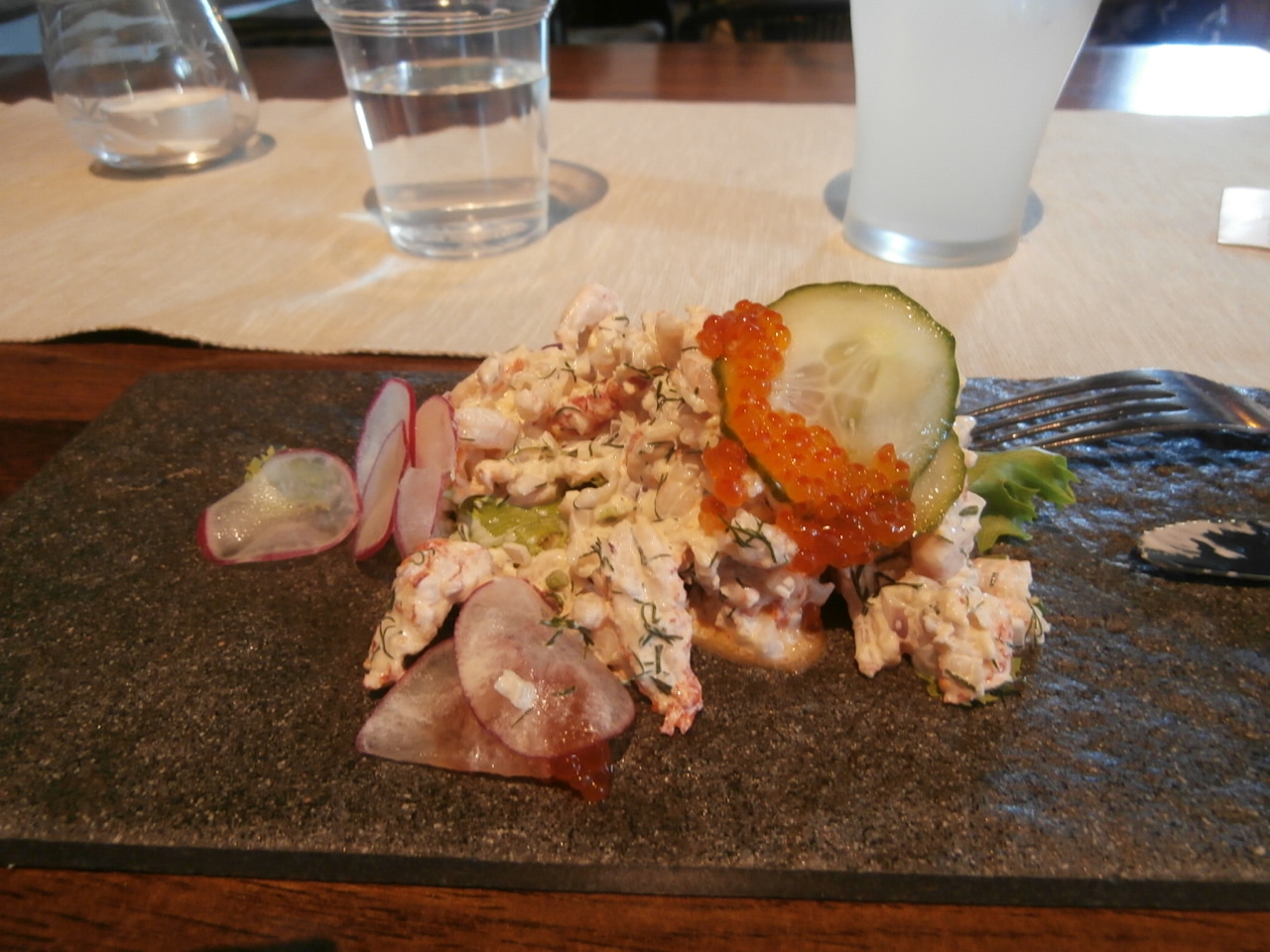 Lagom stor lunch, fräscht med löjrom, rädisor och gurka.