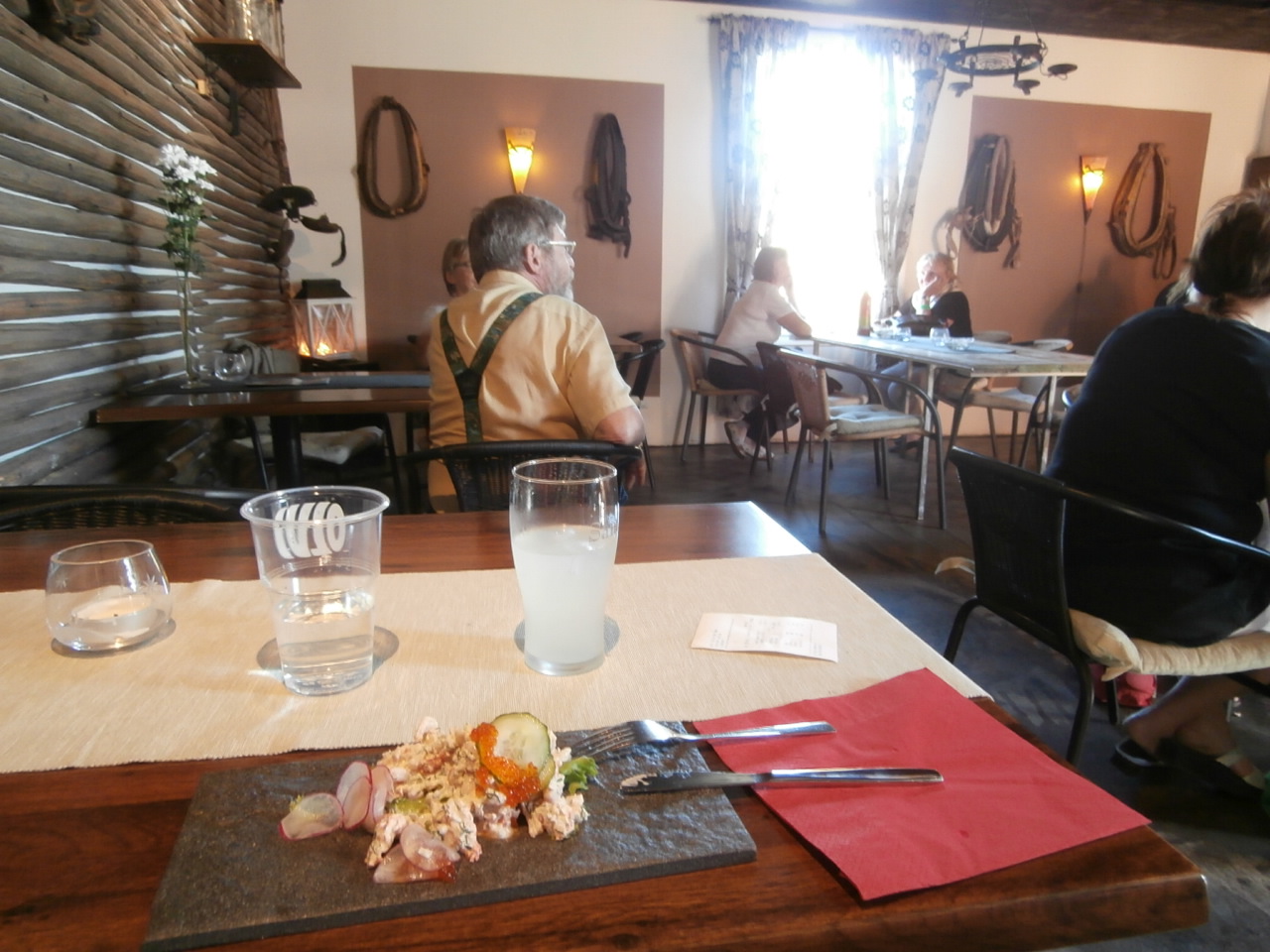 Det var svalt och skönt att äta inomhus. Valde liten skagenröra för tolv euro. Med en longdrink och vatten till.