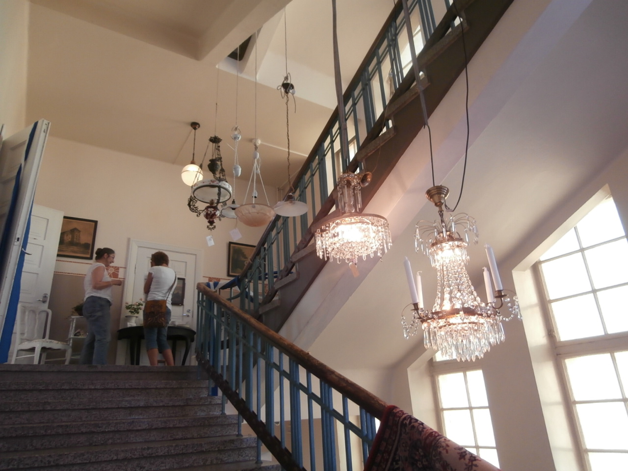 En stor samlarmässa arrangerades i Lovisa Gymnasium. Tycker att de här kristallkronorna passade in i interiören. Så att de nästan kunde få bli kvar där :-)