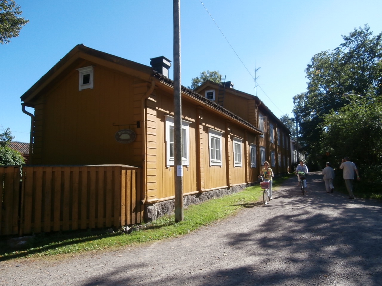 Pilastrarna heter det här huset. Äldsta delen är från 1776. Fungerar som hotell i dag och var ett av gårdsobjekten på Lovisa Historiska Hus.