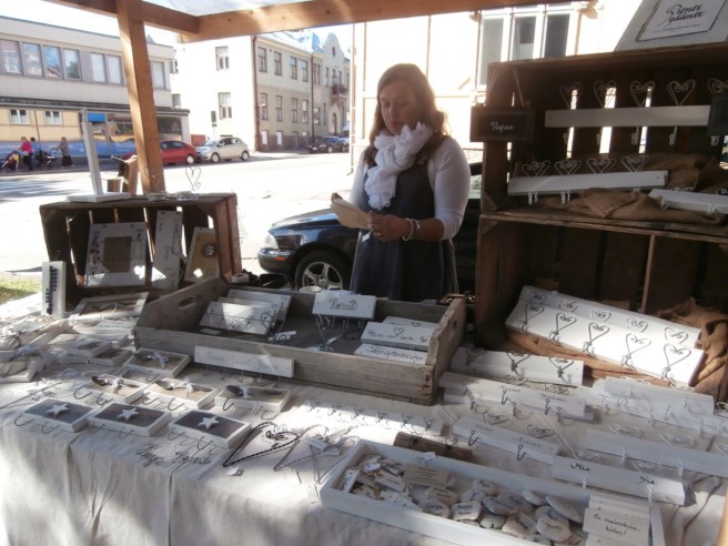 På producenttorget stod Tuija Rihtilä från Vanda och sålde allt från små stenar med namn på till hjärtan i olika former för olika ändamål.