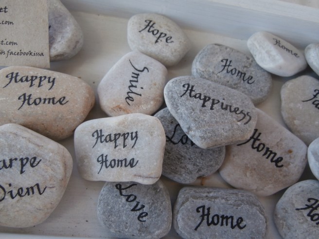 Stenar kan man använda till mycket. Som tyngder eller som prydnader på bord, i blomkrukor, i samband med bordsplacering på fester osv.