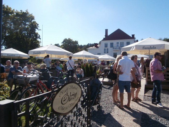 Visst är det kul när det är så här mycket folk. Alla bord fullsatta på Bistro Cantors och Ölvins gård. Kö till glasskiosken. Den här bilden säger ju inte alls allt då jag inte fotograferade med vidvinkel. Men den visar hur fint väder vi hade!