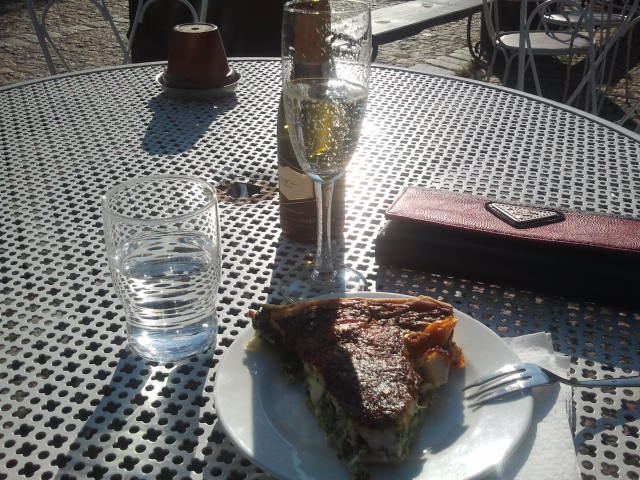 Till vardagslyxen hörde också en lite flaska mousserat, vatten och en paj med feta och spenat. Fotografiet togs i motsol så jag såg inte den förfulande askkoppen i bakgrunden.