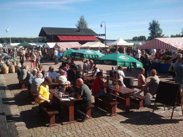 Om vädret fortsätter vara lika fint på söndag vimlar det säkert av människor i staden också då. Det gäller att njuta av stämningen nu. Snart är det höst och då blir det åter stillsamt i "byn".