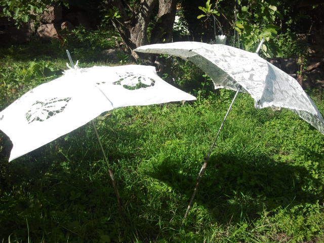 Skira vita paraplyer prydde trädgården.