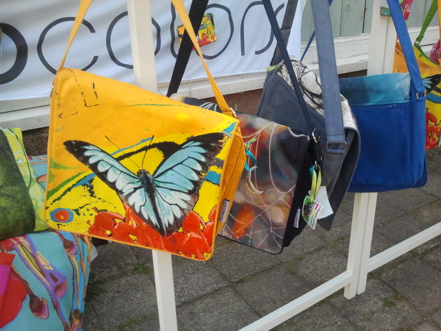 På Lovisa Historiska Hus är det fritt fram för alla att sälja gammalt och nytt. De här färgglada väskorna har Jutta Kuure hämtat från Joensuu till Lovisa.