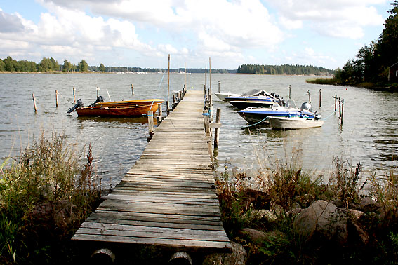 Än ligger många båtar vid bryggorna - här vid Bellastrand.