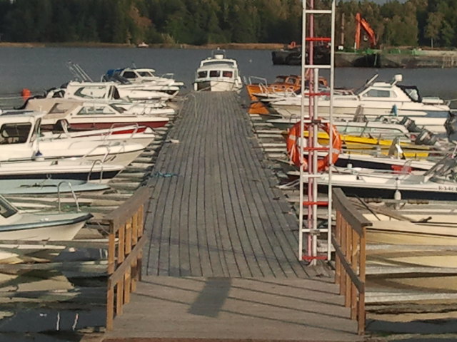 Jag har väl visat bilder förr från Skeppbroområdets båtbryggor. Än har många sina båtar kvar i viken.