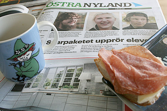 Den bästa stunden på morgonen är vid frukostbordet. Kaffe, vatten, smörgås och tid att läsa dagens tidningar.