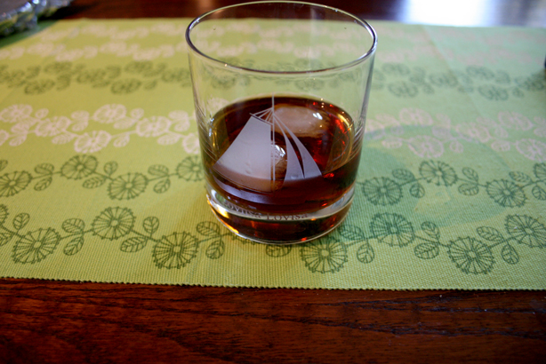 Mustarysse heter den här groggen på finska. Black russian.