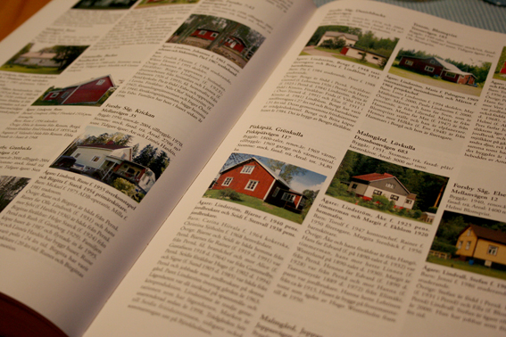 En bok späckad med uppgifter om hus i trakten. Vem som bott i dem, vem som är/varit gift med vem osv.