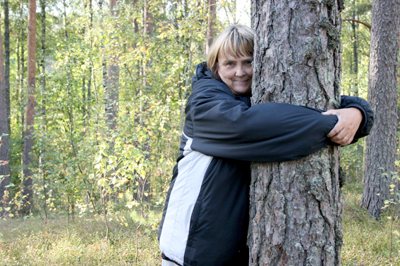 Det lär vara hälsosamt att krama träd.