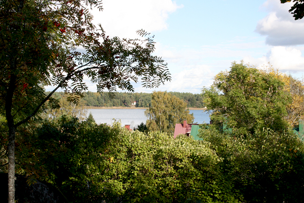 Från gamla kyrkogården har man den här vyn över Lovisaviken.