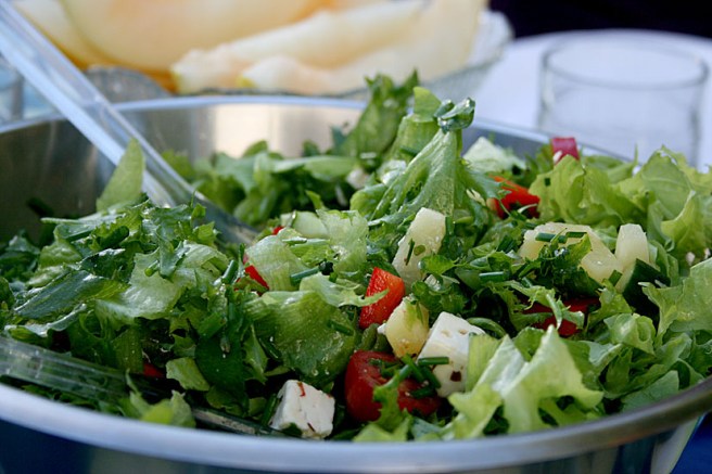 Salladen som serverades till grillkorven. I bakgrunden melon.