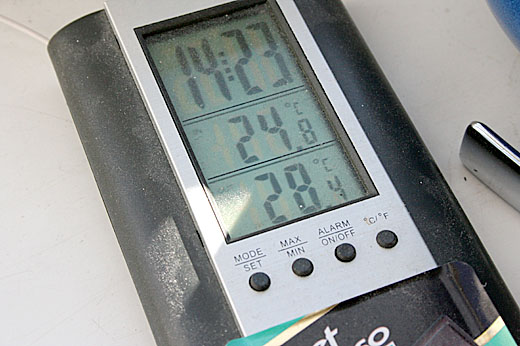 Vid tiotiden i morse var det så här varmt. Solen gassade i och för sig rakt mot köksfönstret, men nog har vi ändå en härlig sensommar.