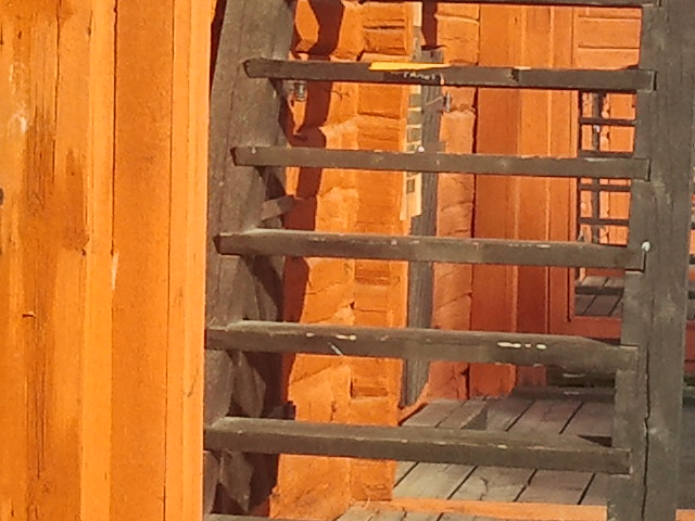 Eftermiddagssolen lyser på en av bodväggarna.