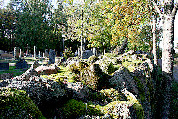 Gamla kyrkogården är fin i Lovisa. Och den här muren har ju sett ett som annat.