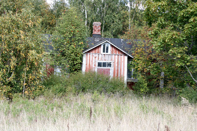 Försäljningsannonsen kunde kanske lyda så här: Liten anspråkslös stuga på naturskön tomt, i behov av ytrenovering :-)