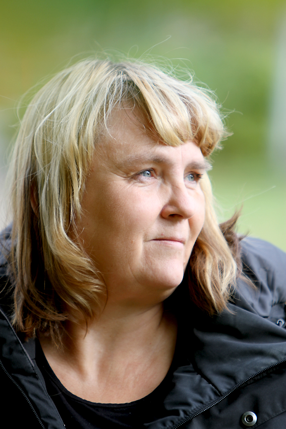 Han knäppte ett antal bilder med lönnlöv i förgrunden. De ska inte synas som löv utan mer utgöra en inramning. Foto: Antti Sihlman