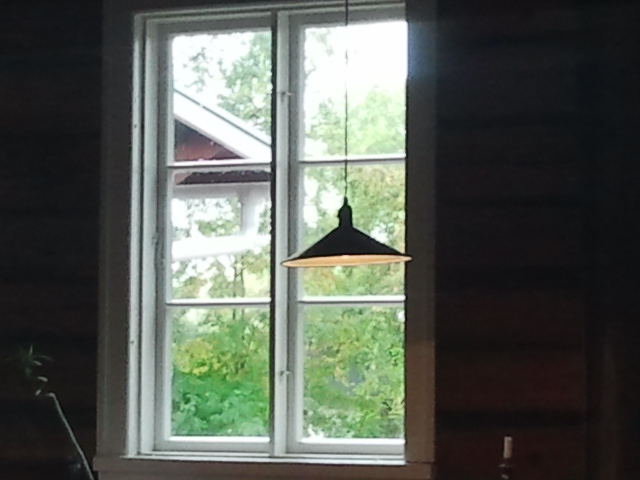 Fönstret mot gården i Café Saltbodan, som håller öppet ännu i morgon och nästa veckoslut lördag-söndag.