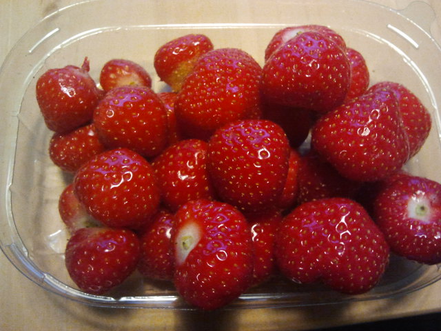 Så här fina jordgubbar köpte jag i dag. Inhemska dessutom, odlade i Närpes. Fantastiskt goda också. I morgon förvandlas de som jag inte åt upp i dag till en frukostsmoothie.