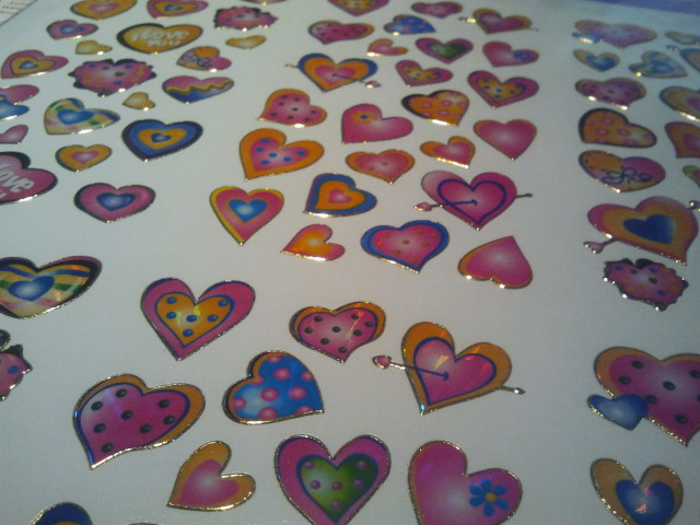 Om tanten i kassan tänker att jag är snäll som köper klistermärken åt barnbarnen har hon fel. Jag har inga barn, och därmed inga barnbarn. Klistermärkena ska jag ha själv.