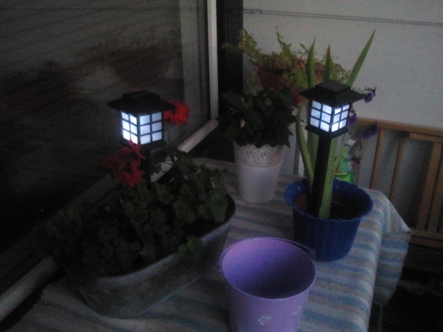 Lampor som laddas då det är ljust på dagen, bäst i direkt sol tror jag. Kostade bara två euro styck och ger mysig kvällsbelysning på balkongen. Förstår inte riktigt hur de kan vara så billiga. Såldes kanske till förlustpris som kampanjpryl när lokala järnhandeln hade höstjippo nyligen?