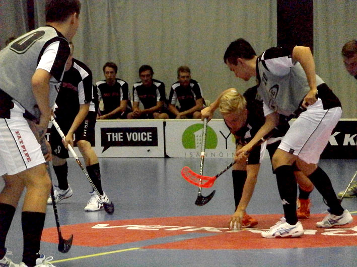 Hallå där! NST-spelaren rör bollen med handen! Eller okay då, matchen ska väl åter fortsätta efter att NST gjort mål, eller också förbereds ett frislag - minns inte vilken situation det var.