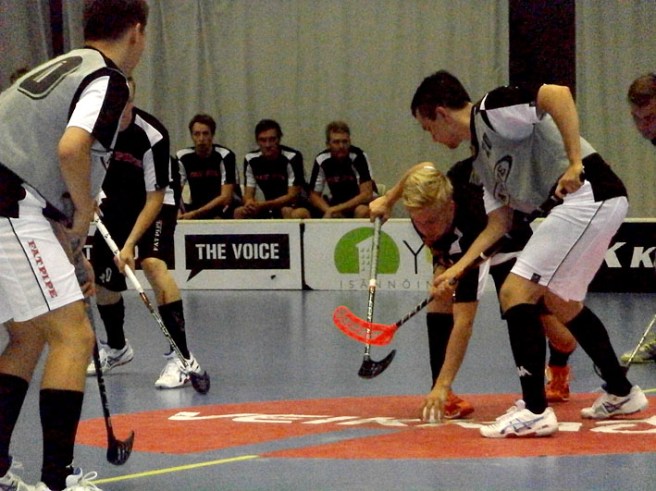 Hallå där! NST-spelaren rör bollen med handen! Eller okay då, matchen ska väl åter fortsätta efter att NST gjort mål, eller också förbereds ett frislag - minns inte vilken situation det var.