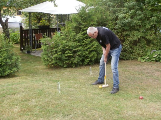 Första omgången. Benny ångar på i ledningen.