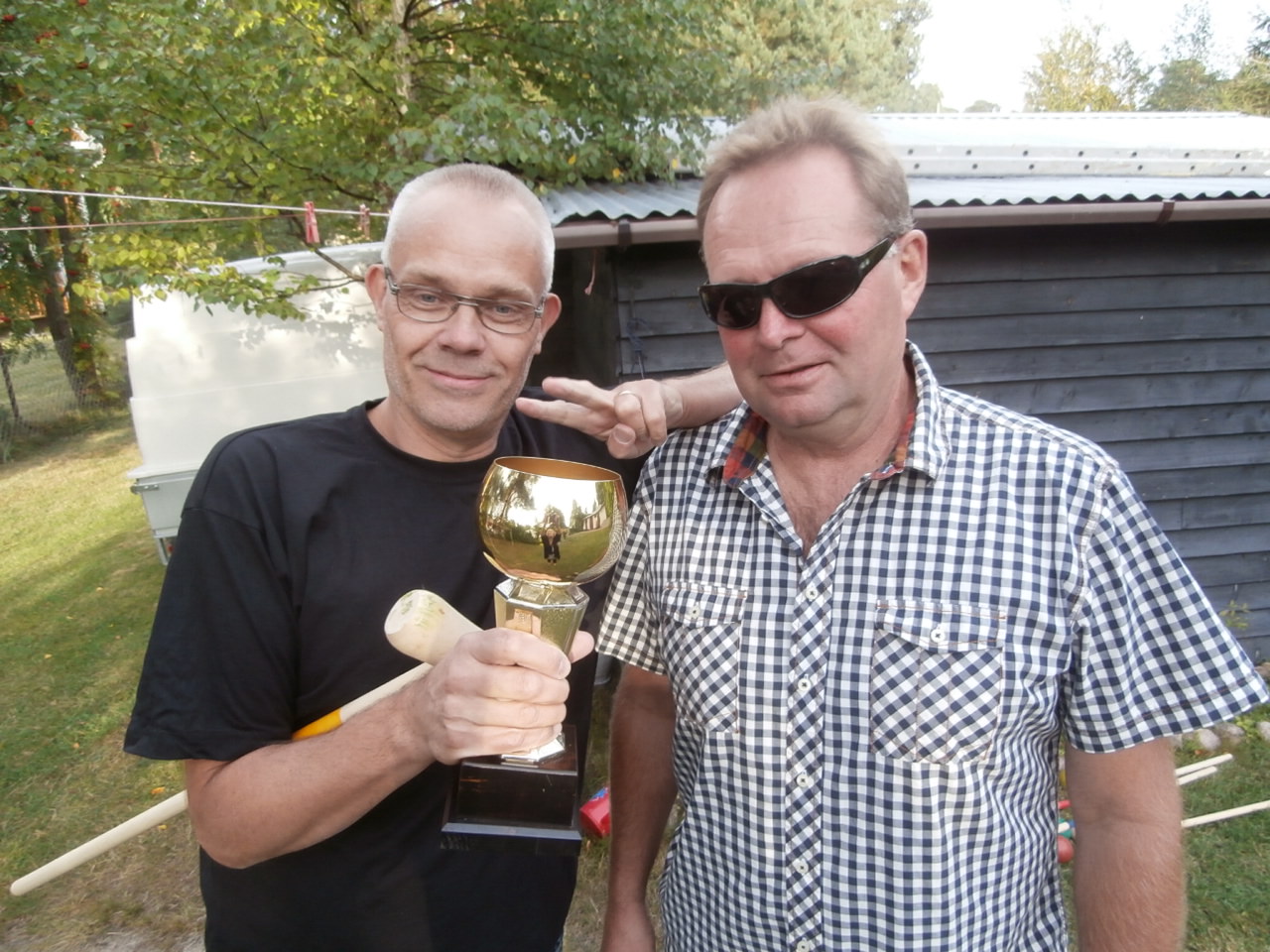 För bloggskribenten blev det "bara" brons i år.  Hon minns förstås hur det kändes då hon fick höja pokalen mot skyn och kyssa den :-) Men guld i Antby Open 2013 tog Benny och silvret gick till Angri Elstenn. Vi är ju internationella i våra uttal ibland.