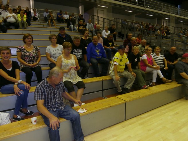 Än är det lite glest i leden i hejarklacken. Dels var det periodpaus när den här bilden togs, dels var ju bara frågan om en träningsmatch. Men också supportrar måste träna.