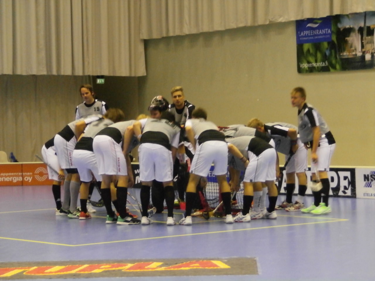 Här är det uppladdning inför andra perioden. Ingen bra skärpa då objekten zoomades in och ingen blixt användes. 