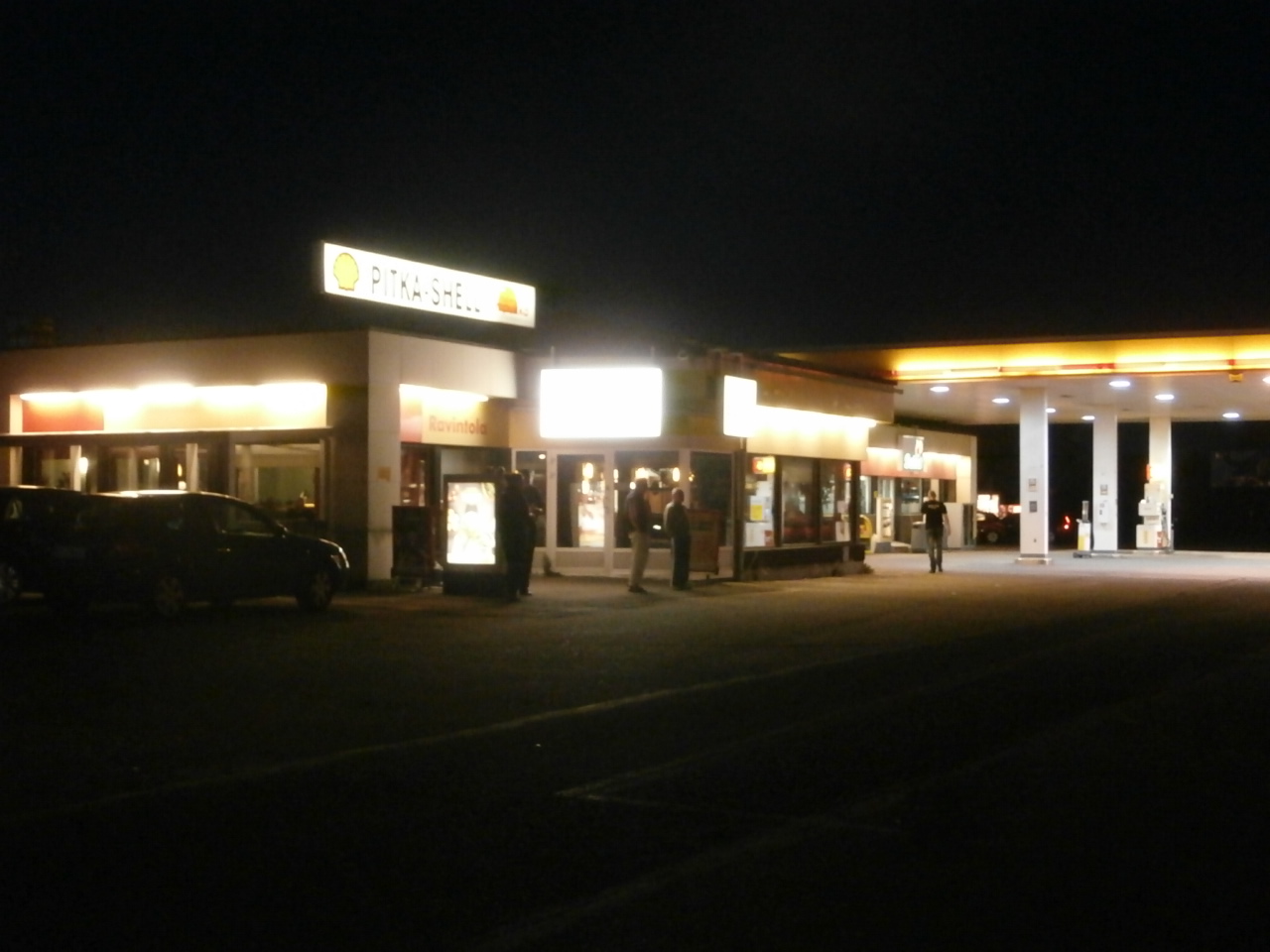 På väg hem från matchen. Här kan man tanka bilar men också hungriga och törstiga supporters.